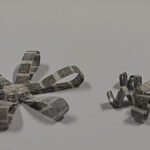 Robot hecho de cinta adhesiva y polvo de metal