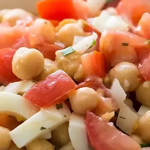 Ensalada de garbanzos con huevo cocido y tomates