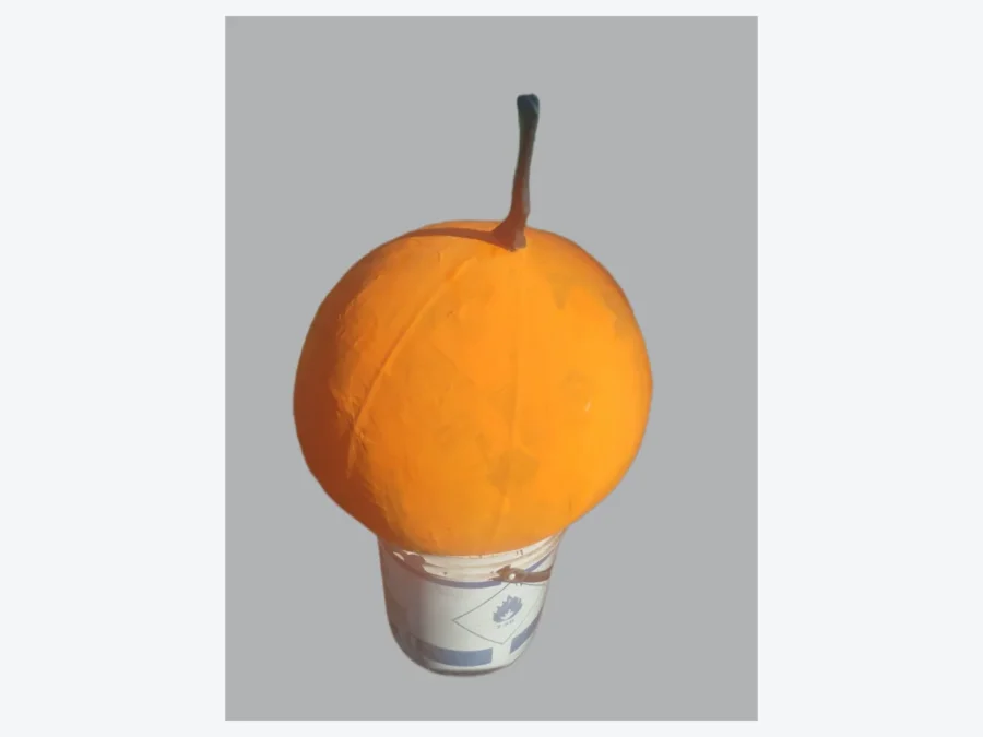 Pintar de color naranja la calabaza de papel