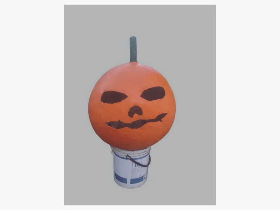 Dibujar ojos y boca en la calabaza de papel