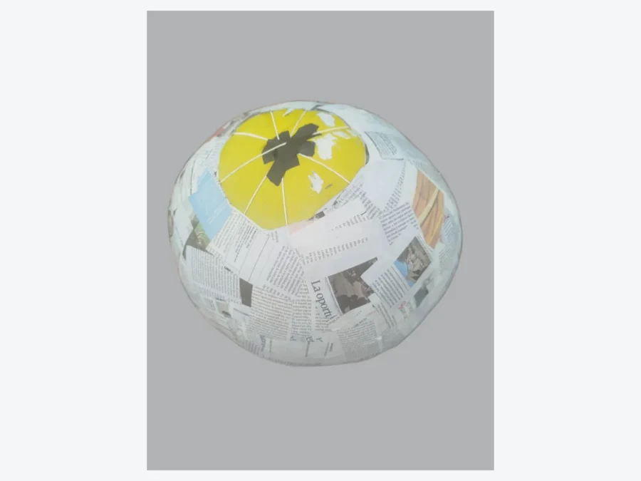 Aplicar tiras de papel sobre el globo