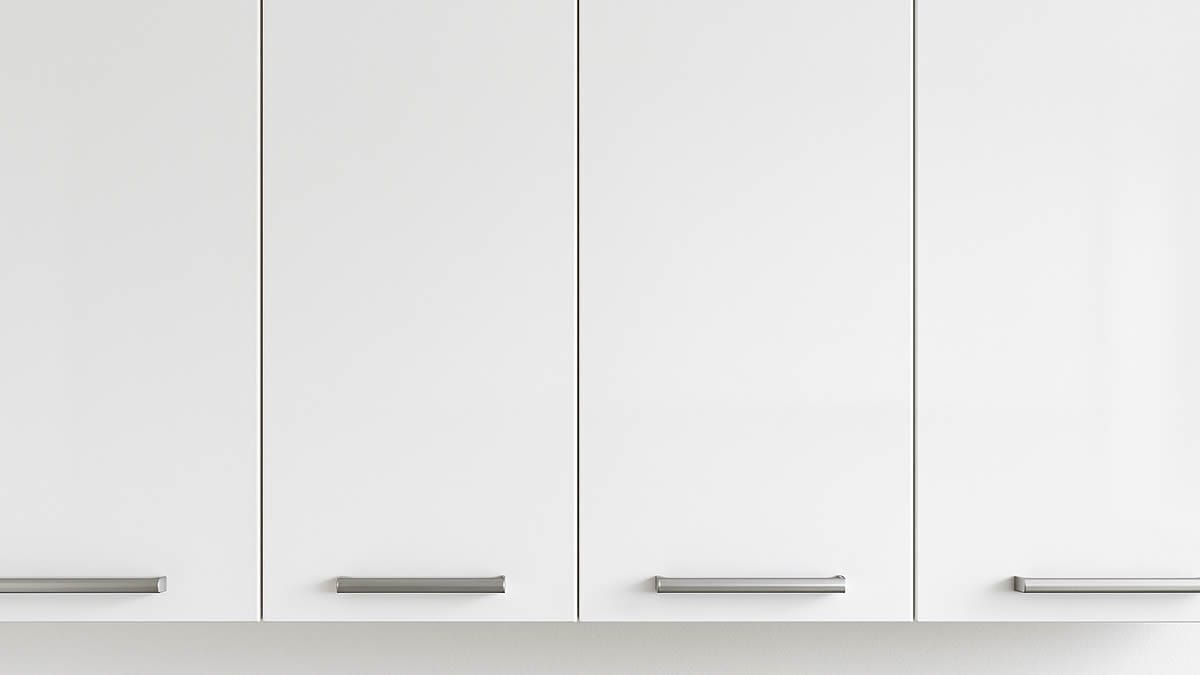 Armarios de cocina blancos con puertas lacadas lisas, acabado brillo