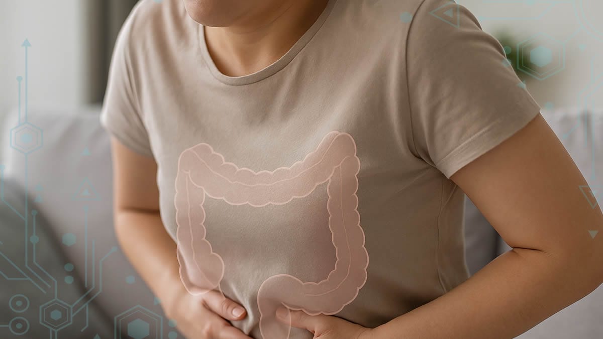 Mujer joven con dolor abdominal por colitis ulcerosa sentada en el sofá
