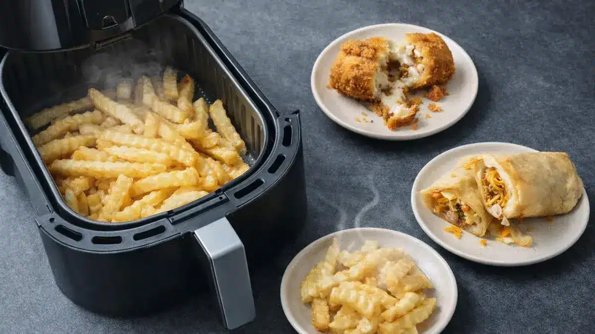 Congelados en freidora de aire con patatas blandas, croqueta rota y rollito abierto, ejemplo de problemas y soluciones