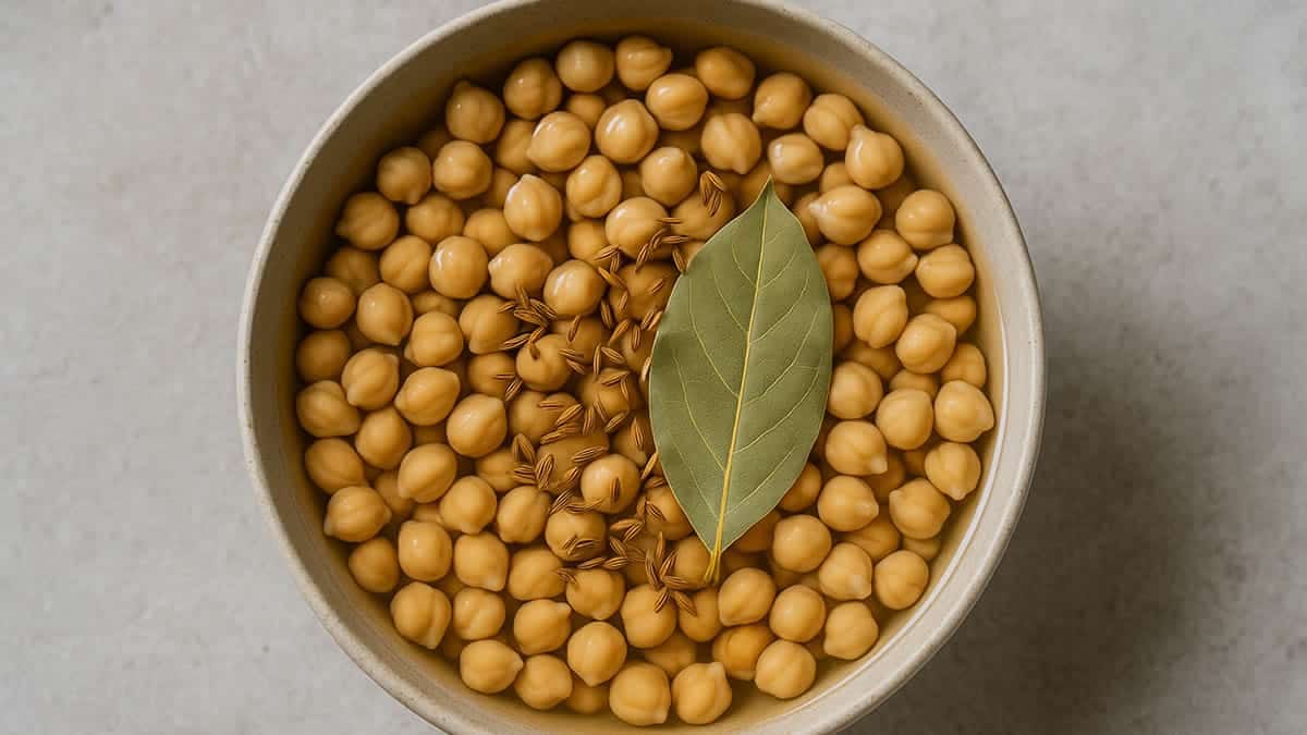 Legumbres en remojo con laurel y comino para hacerlas más ligeras.