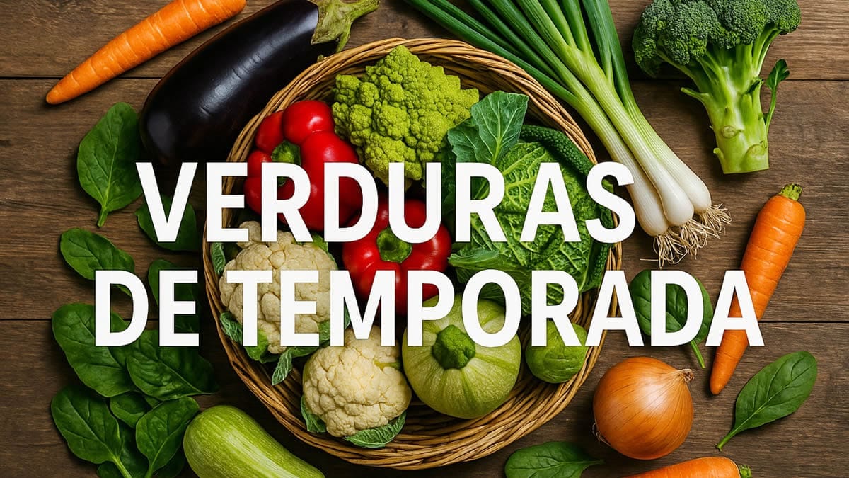 Verduras de temporada variadas colocadas sobre una mesa de madera listas para cocinar en platos sencillos y saludables.